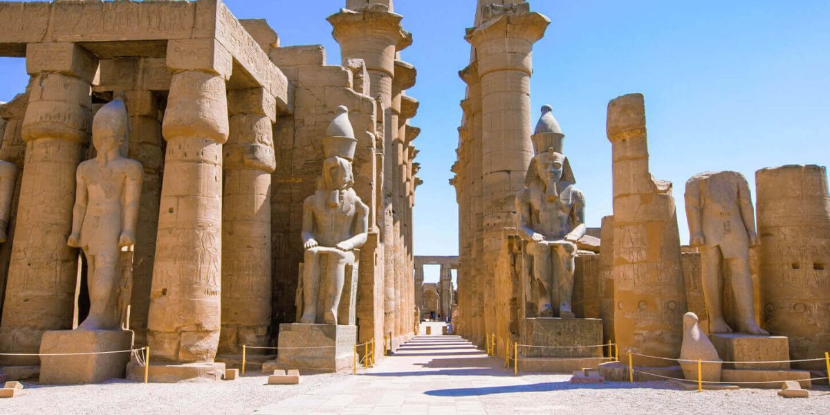 Les Magnifiques Statues Devant Lentree Du Temple De Louxor Les Magnifiques Statues Devant Lentree Du Temple De Louxor