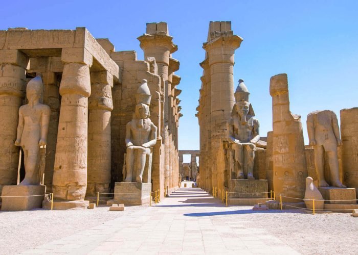 Les Magnifiques Statues Devant Lentree Du Temple De Louxor
