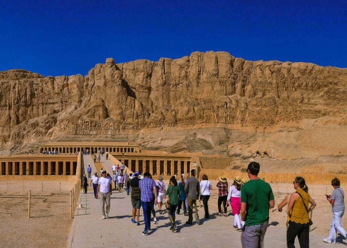 Photo De Lentree Du Temple Dhatchepsout Lors De Larrivee Des Visiteurs