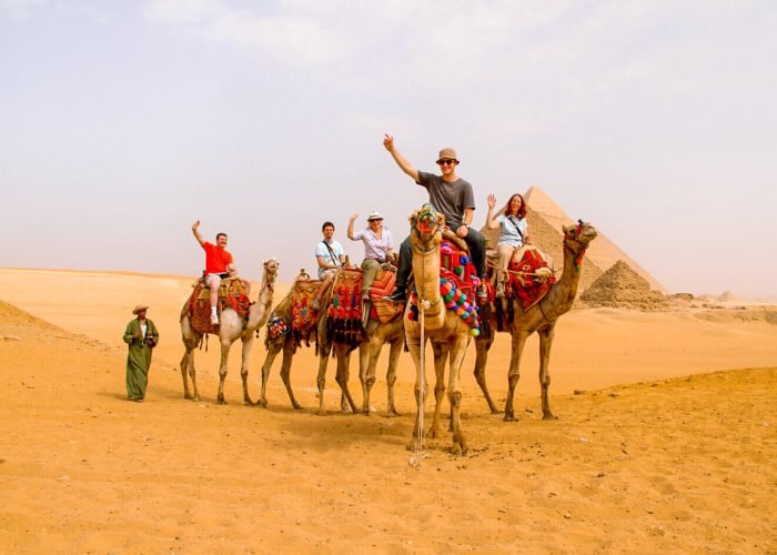 Photos De Touristes Montant Des Chameaux Dans La Region Des Pyramides