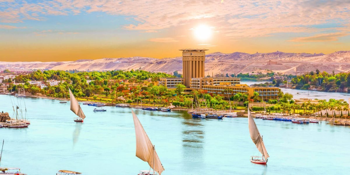 Quelques Bateaux Naviguant Sur Le Nil Depuis Assouan Aswan Tours