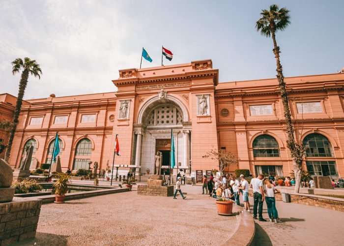 Quelques Touristes A Lentree Du Musee Egyptien
