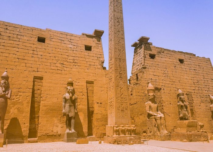 Statues Et Obelisque Sur La Facade Du Temple De Louxor