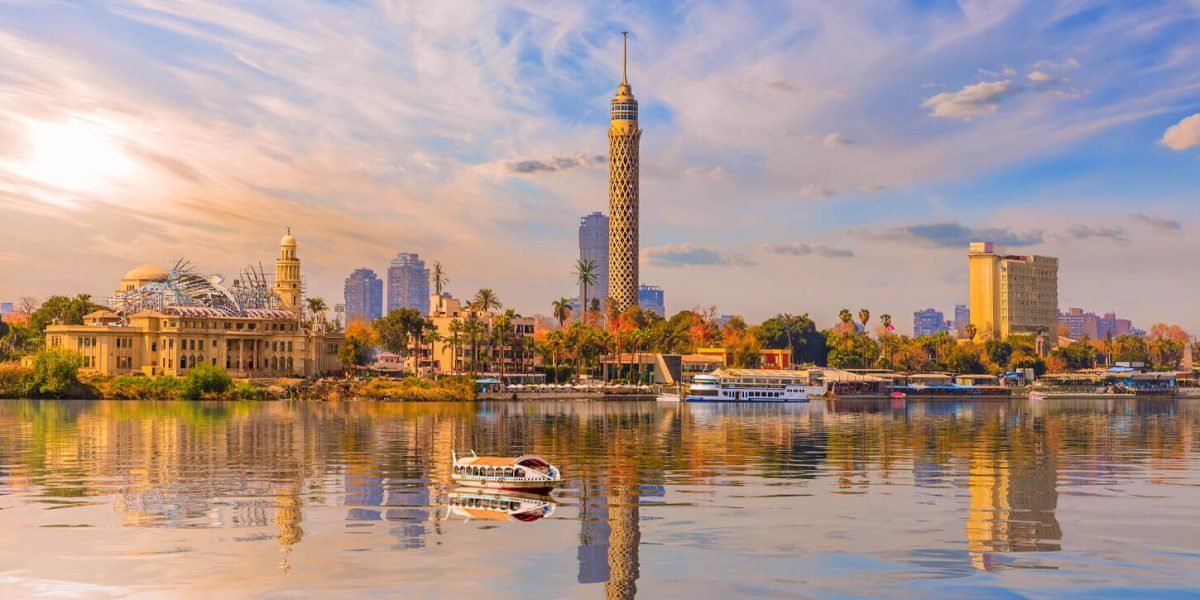Tour Du Caire Avec Son Reflet Sur Le Fleuve Nil Tour Du Caire Avec Son Reflet Sur Le Fleuve Nil