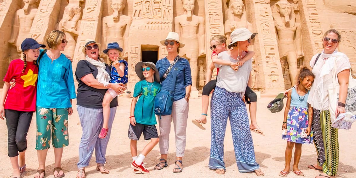 Une Magnifique Photo Dune Famille Devant Le Temple Dabou Simbel Une Magnifique Photo Dune Famille Devant Le Temple Dabou Simbel