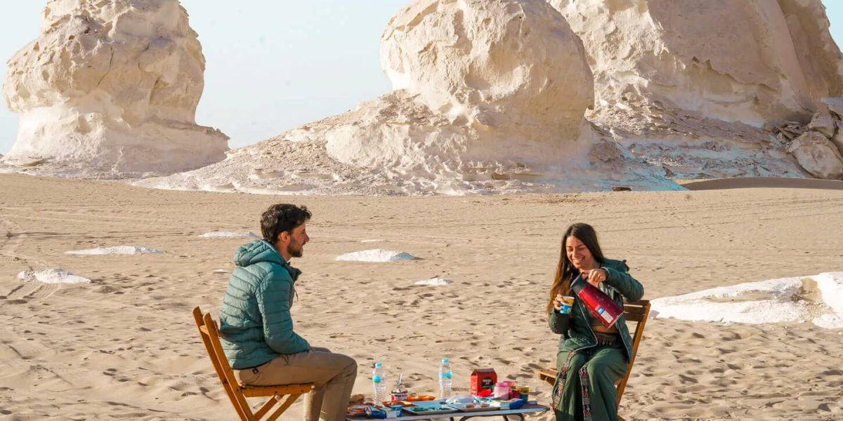 Une Merveilleuse Photo D Un Couple Profitant D Un Petit Dejeuner Dans L Oasis De Bahariya Une Merveilleuse Photo D Un Couple Profitant D Un Petit Dejeuner Dans L Oasis De Bahariya