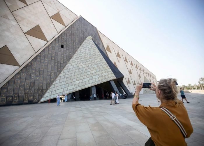 Une Photo Merveilleuse D Une Femme Devant Le Grand Musee Egyptien