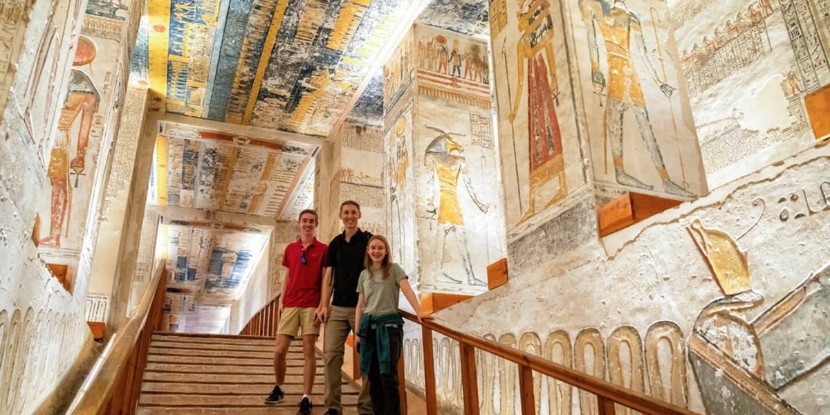 Une Superbe Photo De Quelques Touristes A Linterieur De La Vallee Des Rois A Louxor Une Superbe Photo De Quelques Touristes A Linterieur De La Vallee Des Rois A Louxor